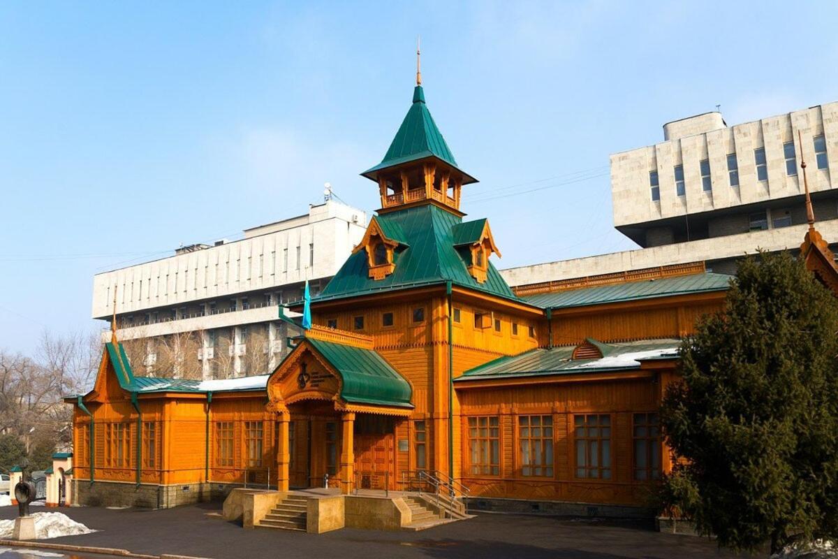 Nadezhda Apartments On The Nauryzbai Batyr 68 Almaty Exterior photo